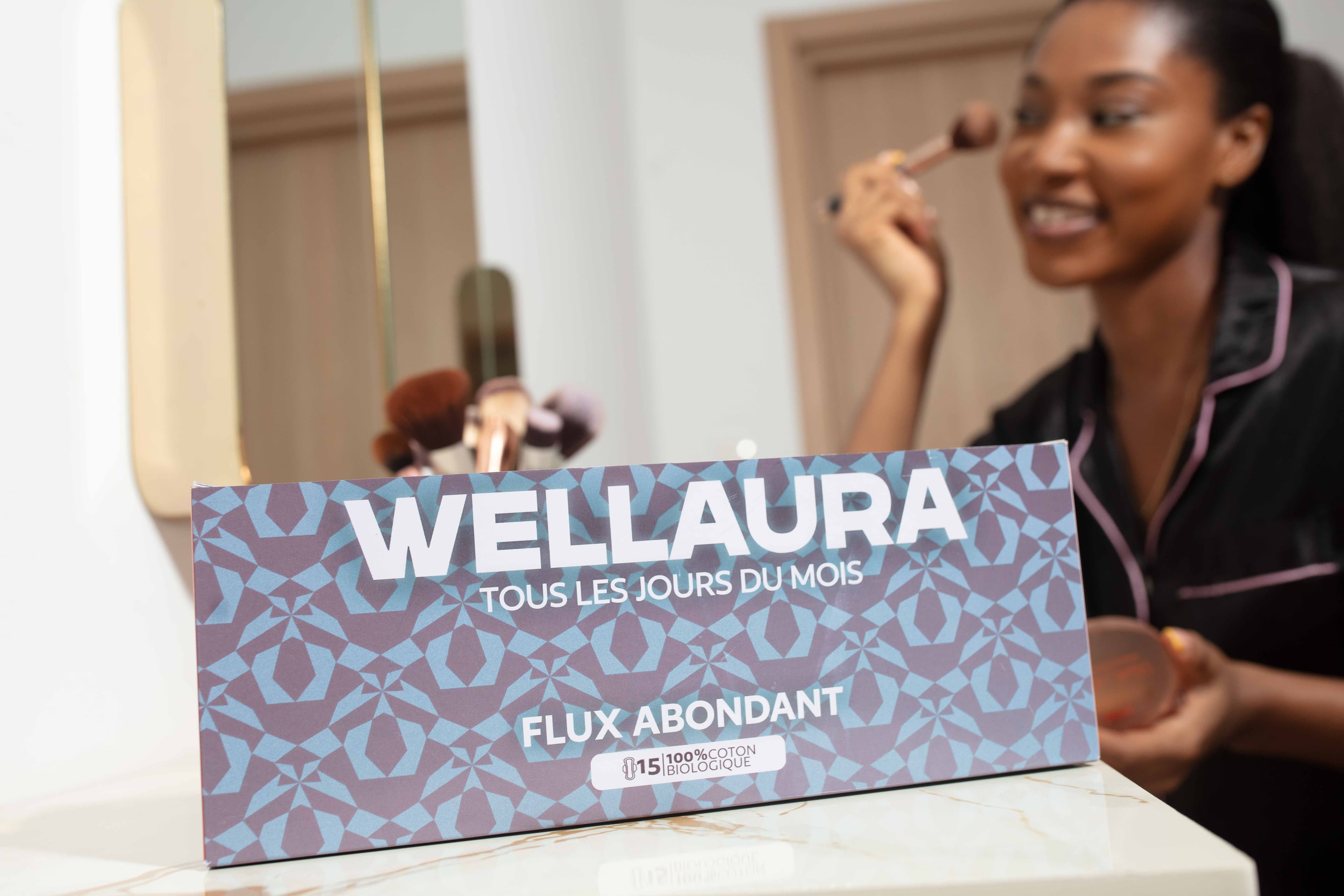 Boîte Wellaura Flux Abondant posée sur une coiffeuse